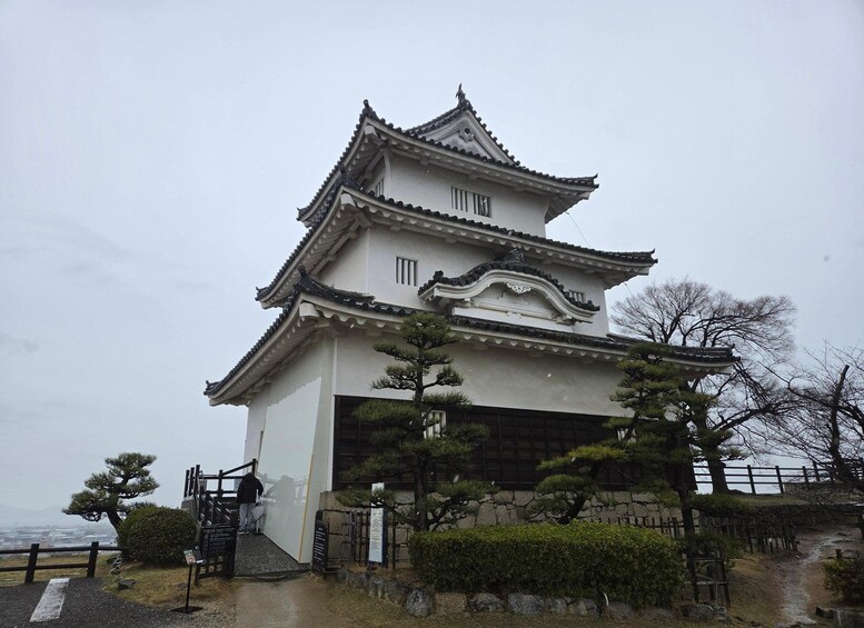 Un castillo japonés tradicional con varios niveles y una torre central destacada. 5