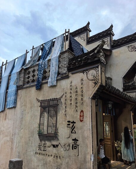 Un bâtiment traditionnel orné de caractères chinois et sur lequel est suspendu un étendoir à linge. 5