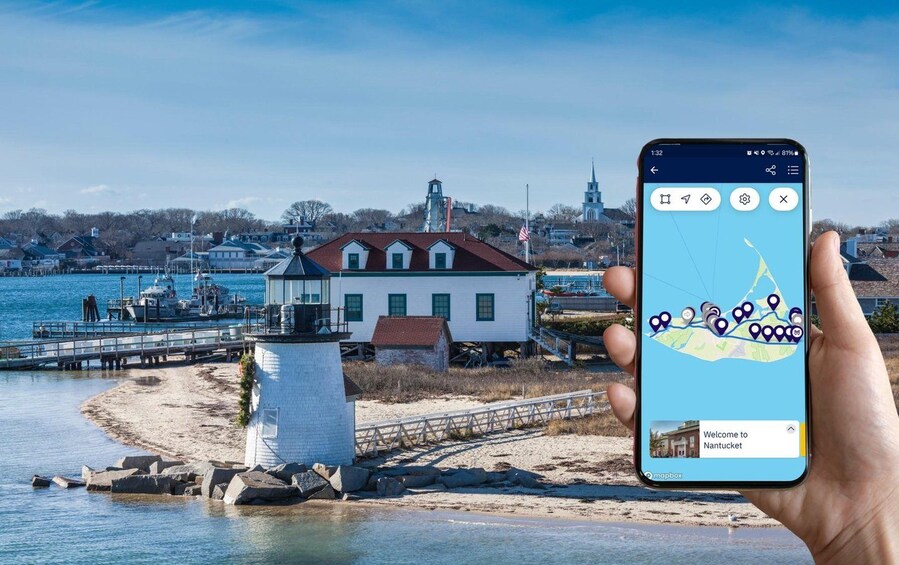 Un teléfono inteligente mostrando un mapa con un faro y un edificio blanco de techo rojo. 1