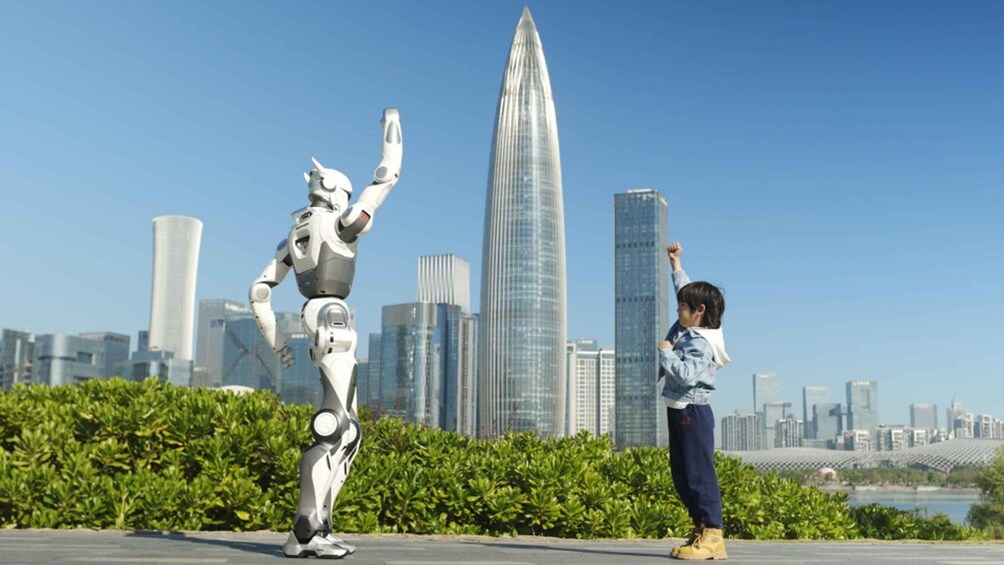 Una persona y un robot en un entorno urbano con modernos rascacielos al fondo. 1
