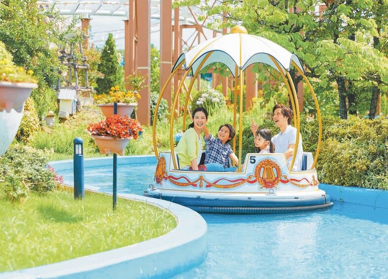 Une famille en promenade en bateau dans un parc aquatique. 1