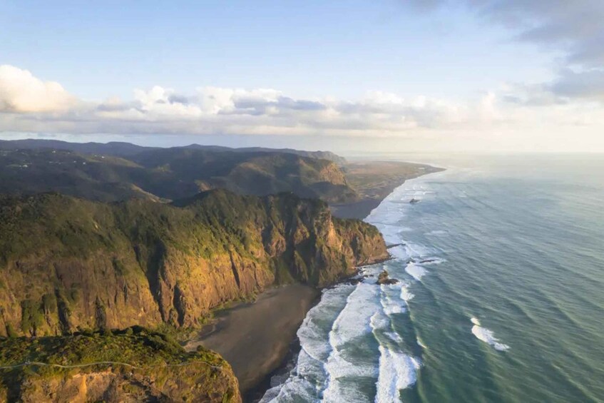 Un paisaje costero con acantilados y una playa. 2
