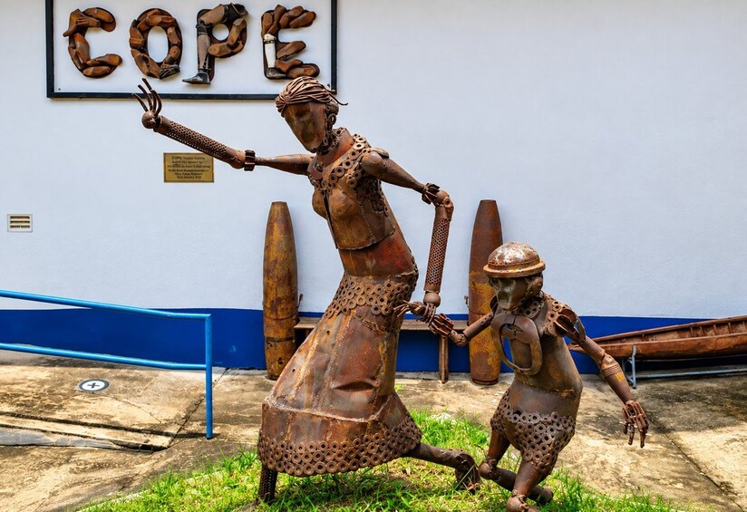 Una escultura de una mujer y un niño en un museo. 2