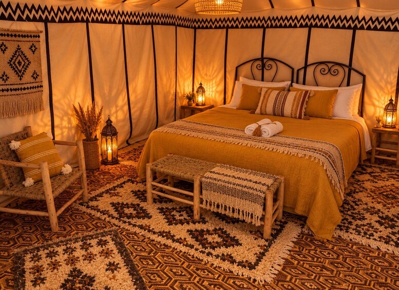 Une pièce accueillante et bien éclairée, aménagée comme une tente, avec un grand lit, des meubles en bois et des tapis décoratifs. 5