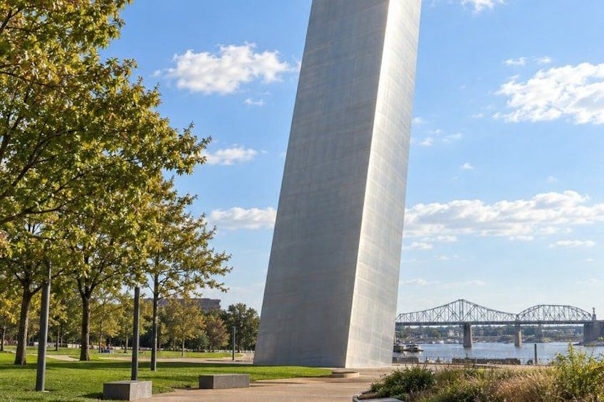 A tall monument, a river, and a bridge in the background. 5