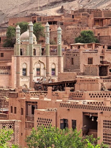 Une ville historique fortifiée, dotée d’une architecture traditionnelle, et abritant notamment un bâtiment remarquable avec des dômes et des minarets. 4