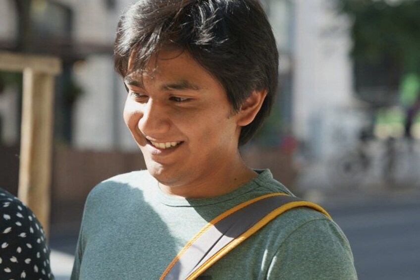 A person wearing a green shirt and a yellow strap across the chest. 4