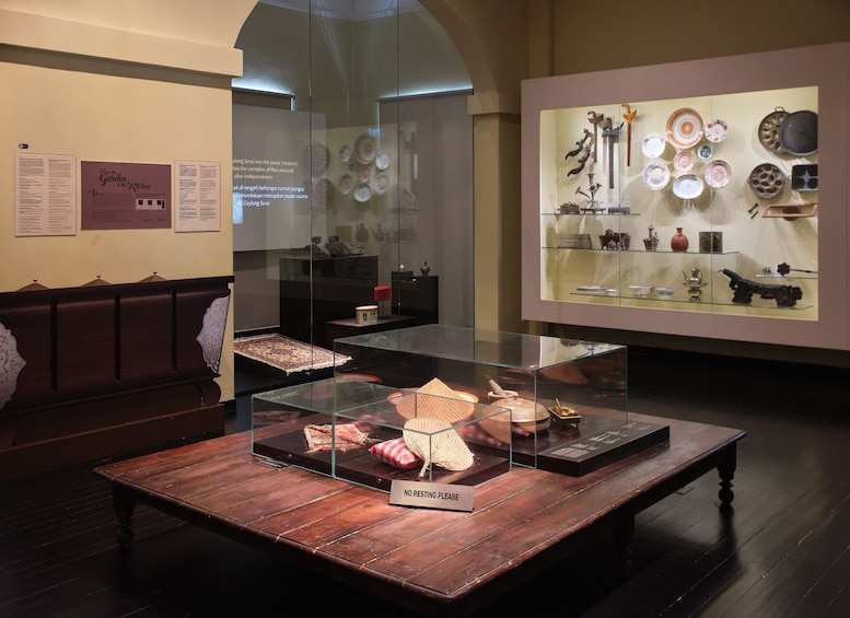 Eine Museumsausstellung mit Glasvitrinen, die traditionelle Gegenstände zeigen. 3