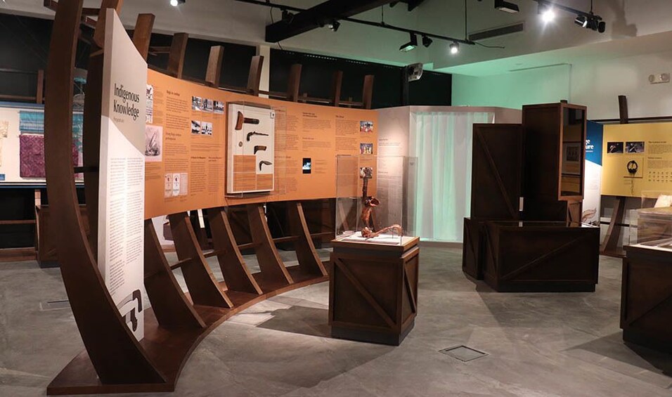 Eine Ausstellung mit Holzbauten und Informationstafeln. 5