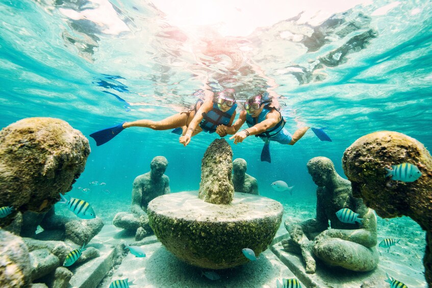 Speed Boat Tour with Snorkeling at Punta Nizuc