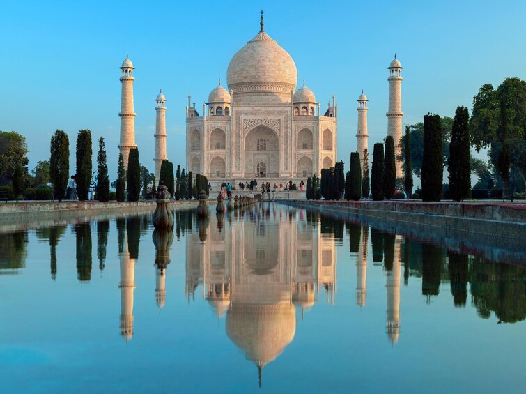 El Taj Mahal con su reflejo en el agua, cuatro minaretes y árboles circundantes. 1