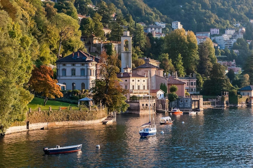 Villa Batell on the edge of Lake Como