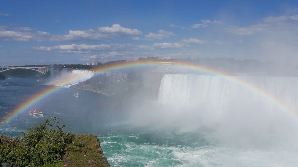 Full rainbow over Niagara Falls 