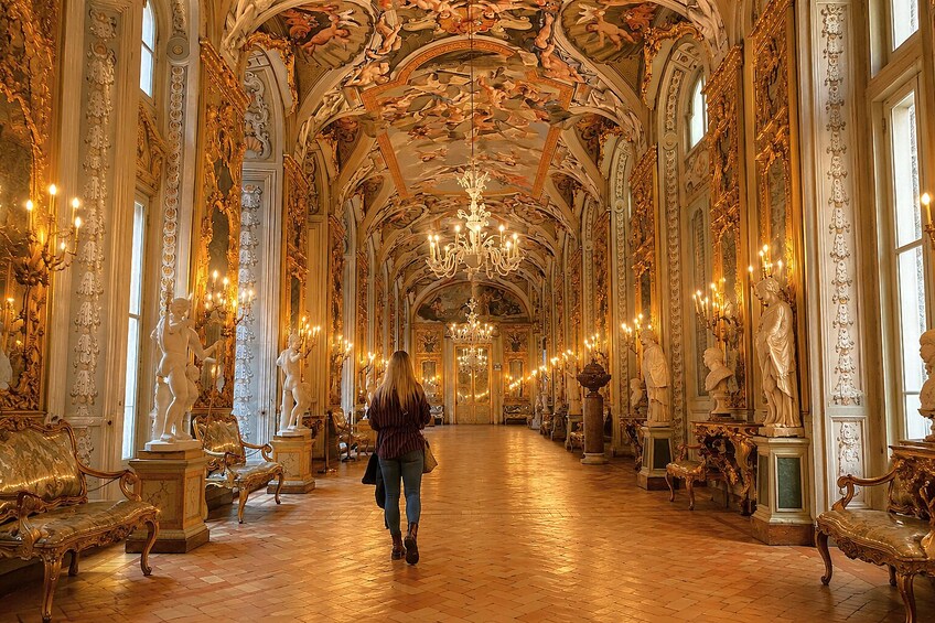 Un vaste hall d’entrée agrémenté de décorations somptueuses, de statues et de lustres. 1