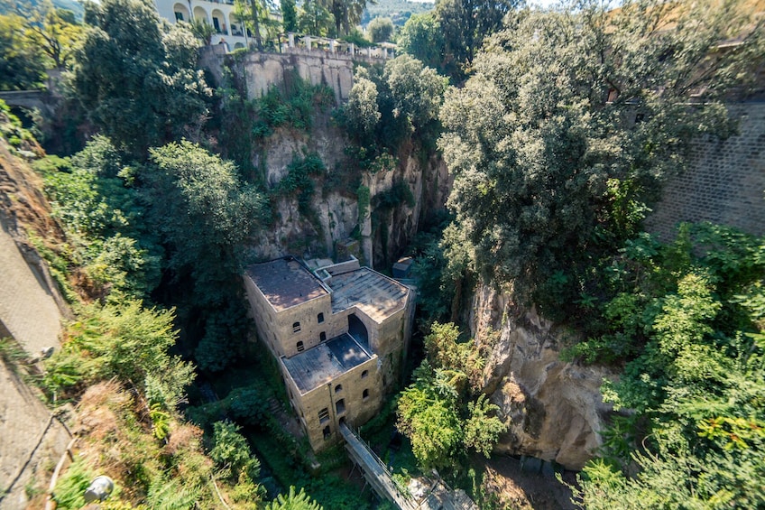 Guided Walking Tour of Sorrento & Street Food Experience