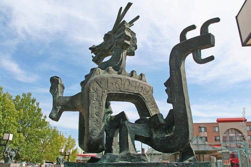 Chinatown sculptures highlight the art and symbolism guests discover on our Chinatown Food Tours. Food Tours in Chinatown bring these cultural details to life, adding meaning to every stop. 3