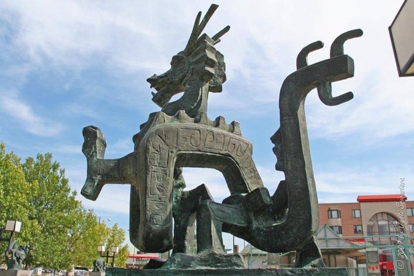 Chinatown sculptures highlight the art and symbolism guests discover on our Chinatown Food Tours. Food Tours in Chinatown bring these cultural details to life, adding meaning to every stop. 3
