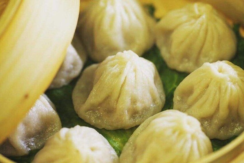 Dim sum on our Chinatown Food Tours features steamed dumplings, soft bao, and savory bites served fresh. It’s a crave-worthy favorite on our Food Tours in Chinatown for true food lovers. 3