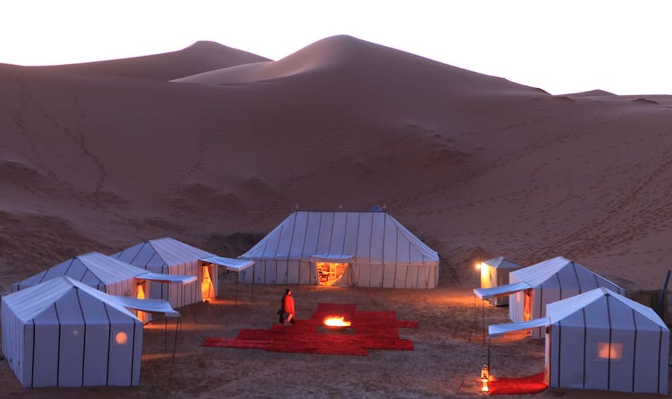 Campeggio nel deserto con tende e un fuoco. 2