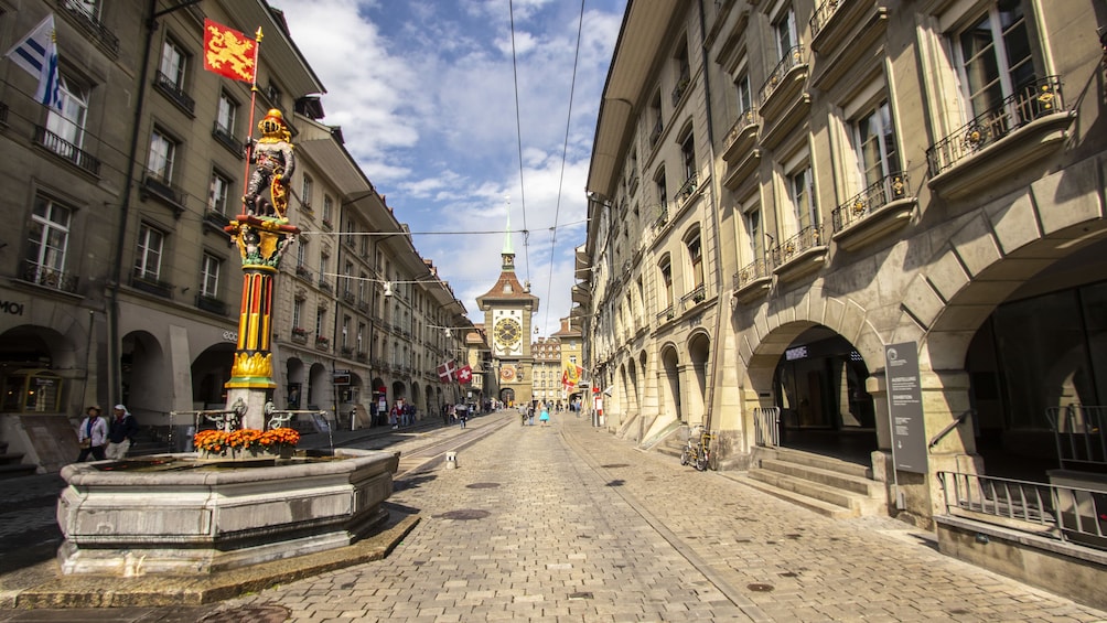 1 Hour Private Walk of Bern with a Local 4