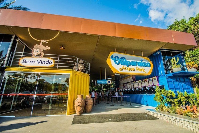 The entrance to a theme park with a large sign reading 'Bem-Vindo' and 'Alparaiso Acqua Park.' 1