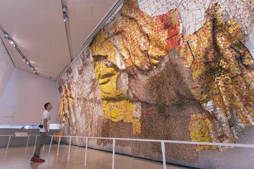 Una amplia obra de mosaico en una pared de museo. 3