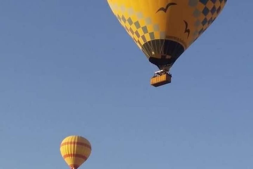 Zwei Heißluftballons vor blauem Himmel. 5