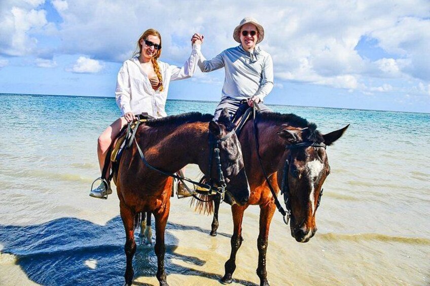 Due persone su una spiaggia con dei cavalli. 3