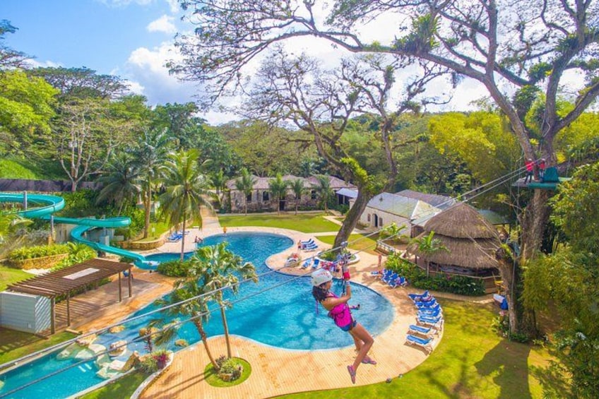 Un parque acuático con piscina, toboganes y tirolesa. 3