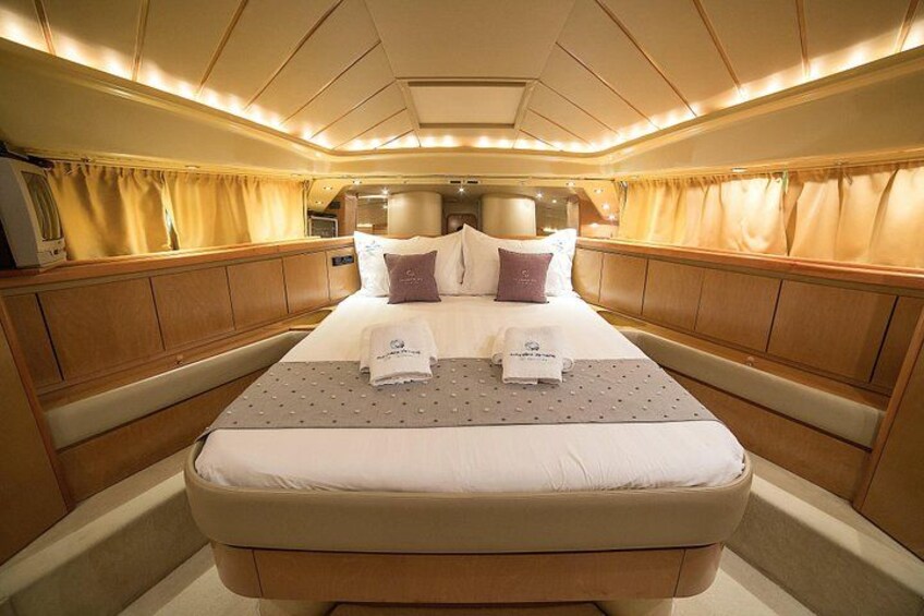 Una cabaña lujosa con una cama grande, paneles de madera y un ambiente acogedor. 4