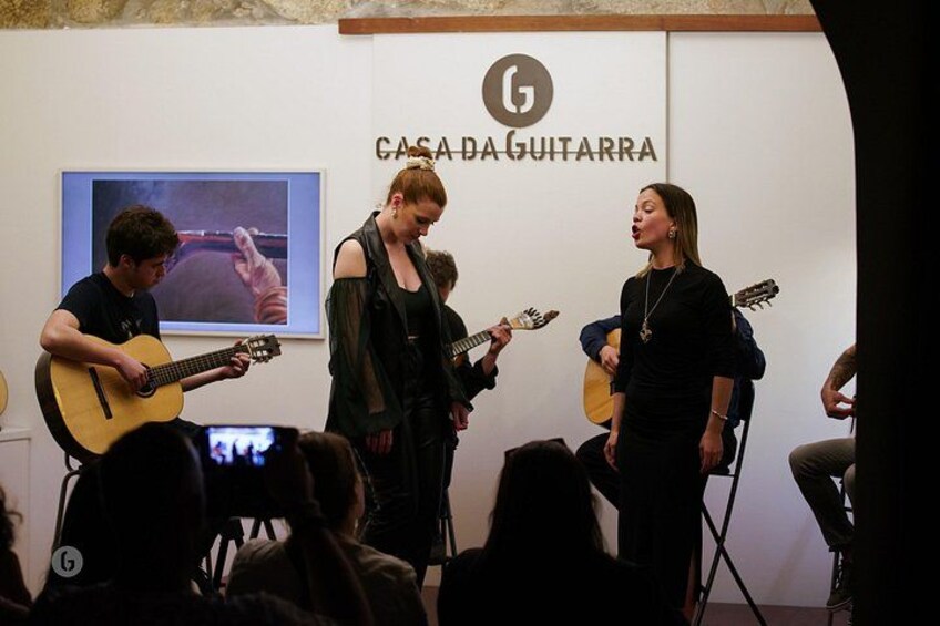 Presentación musical en CASA DA GUITARRA con músicos tocando guitarras. 3