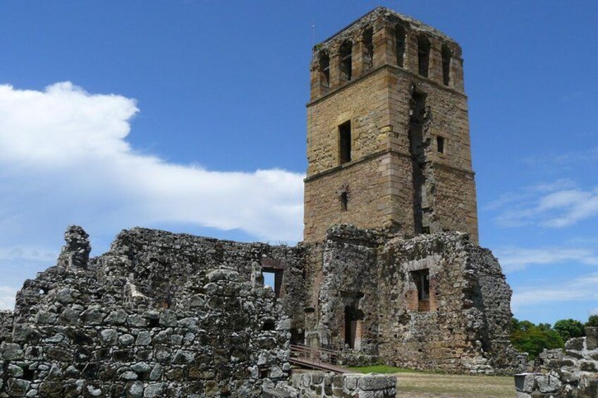 Una antigua torre de piedra con ruinas a su alrededor. 2