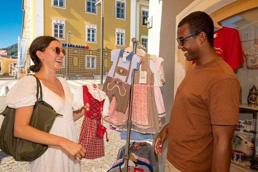 Un mercado callejero exhibe ropa tradicional. 2