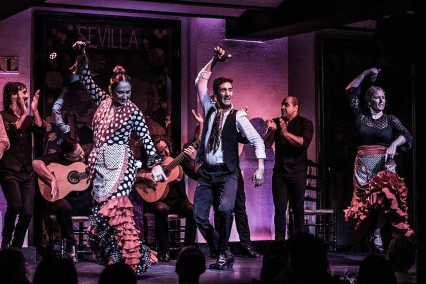 Un spectacle scénique avec des danseurs et des musiciens. 2
