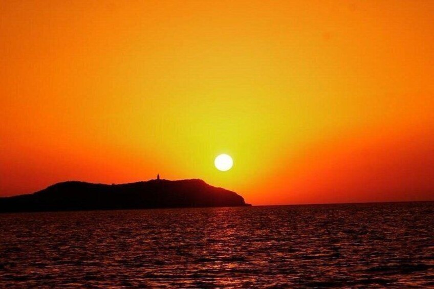 when the sun goes down the show begins. Prodigious and surprising, the sunset in Ibiza is unlike any other. Discover the best places to admire the sunset in Ibiza. 5