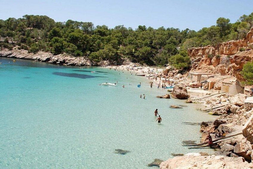 Cala Salada
NEAR SAN ANTONIO, IS A VERY LITTLE URBANIZED COVE WITH INCREDIBLE TURQUOISE WATERS SURROUNDED BY CLIFFS
Surrounded by a barely urbanized green environment, Cala Salada is one of the best 4