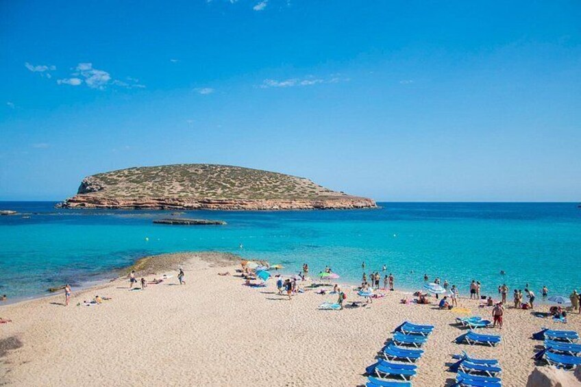 Cala Conta Beach
For many needs no introduction. For those who have not yet enjoyed its crystal clear waters, get ready to enjoy it in style. It has fabulous views over some of the islets 3