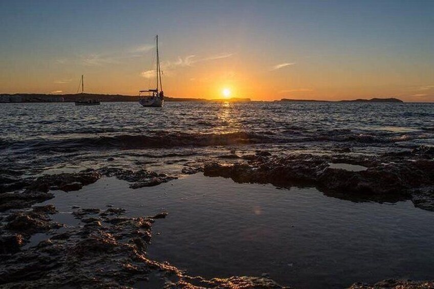 Sunset Catamaran Expedition in front of Cafe Mambo 5