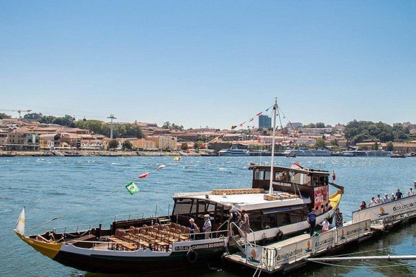 Een veerboot aanmerkt in een haven, met een stadsgezicht op de achtergrond. 3