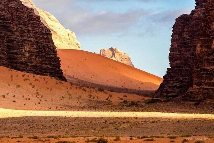 Paisaje desértico con formaciones rocosas y un pico montañoso distante. 5