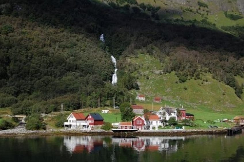 Ein Wasserfall, Häuser und ein See. 3