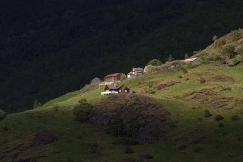 Eine Berglandschaft mit Häusern an einem Hang. 2