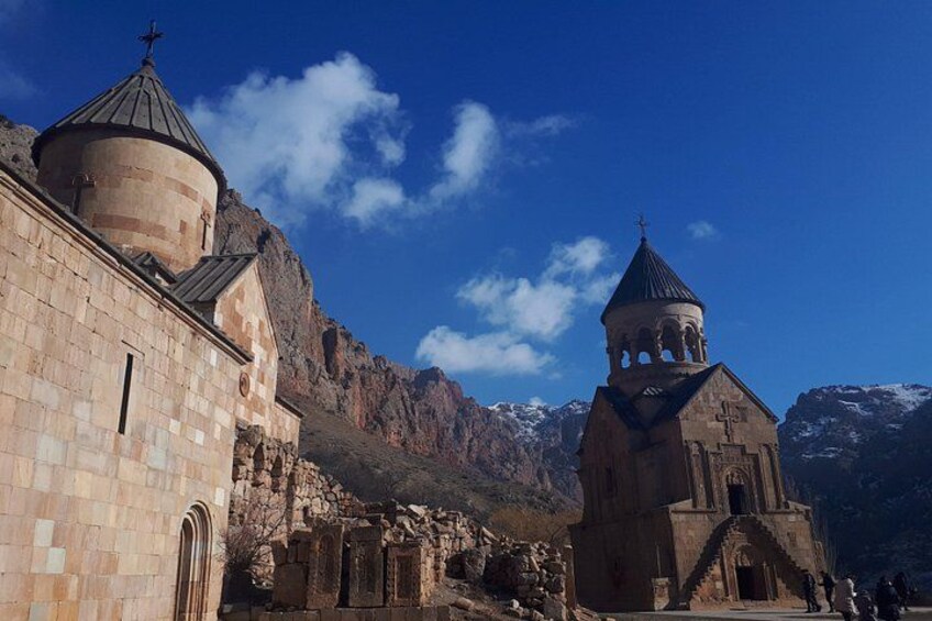 Una iglesia con una cúpula y un campanario, con montañas al fondo. 4