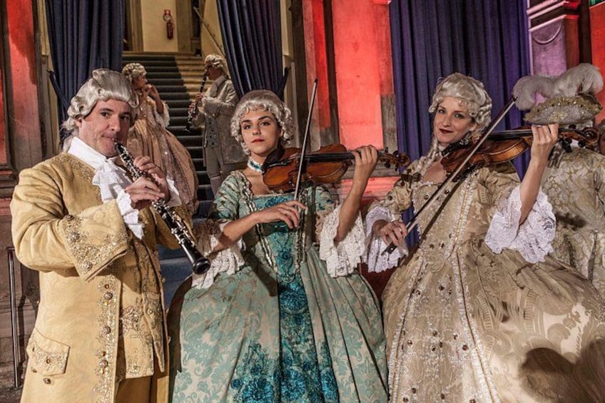 Un groupe de personnes vêtues de costumes d’époque jouant d’instruments de musique. 5