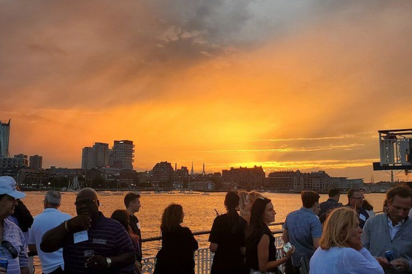 Un atardecer sobre el horizonte urbano, con edificios y un paseo marítimo. 4