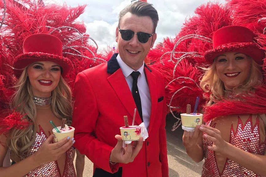 Tre personer i røde outfits med drikkevarer. 5