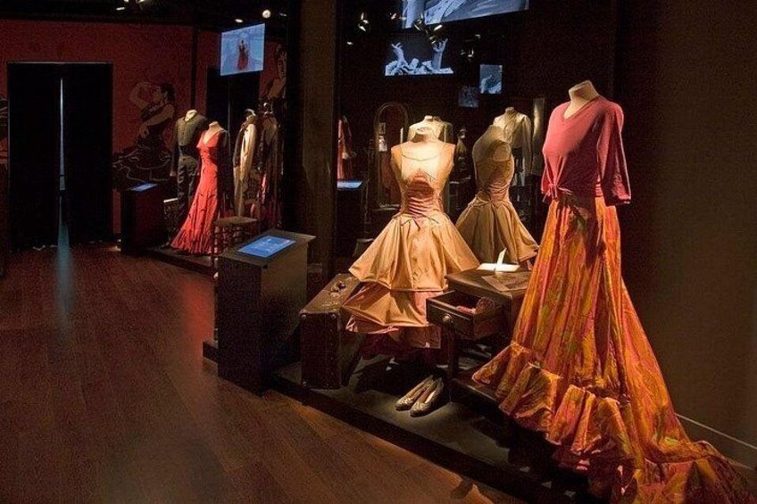 Una exhibición de moda con maniquíes vestidos con vestidos. 5