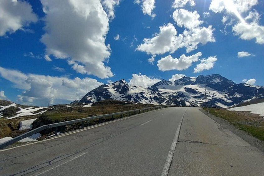 Una carretera con montañas nevadas al fondo. 3
