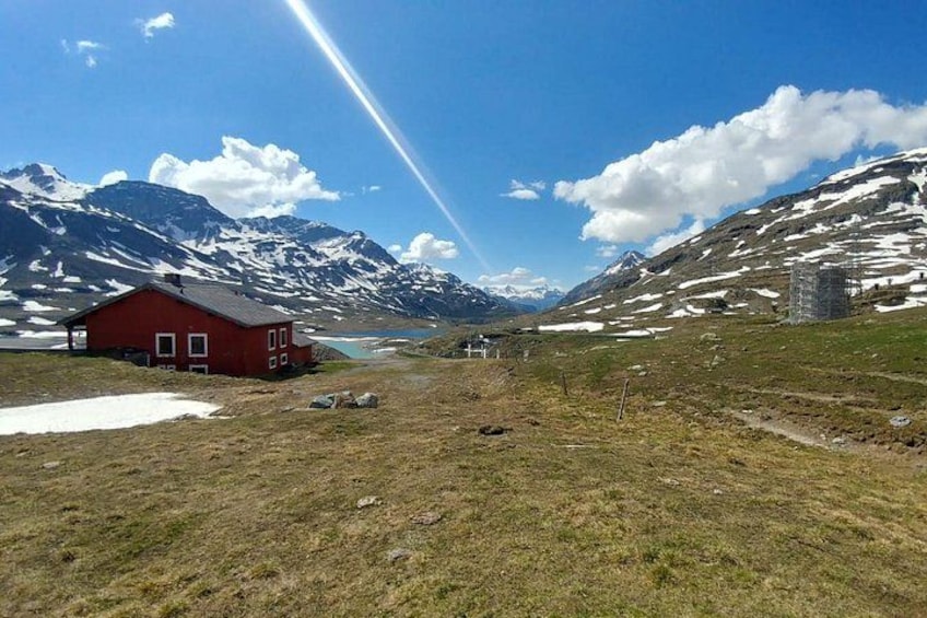 A red house, a mountain range, and a clear sky. 2