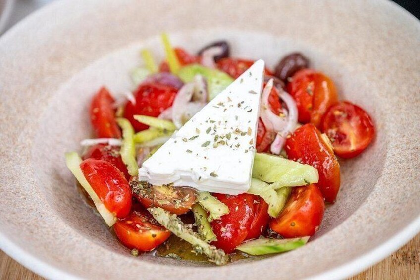En tallerken med græsk salat med tomater, agurker, løg og fetaost. 2